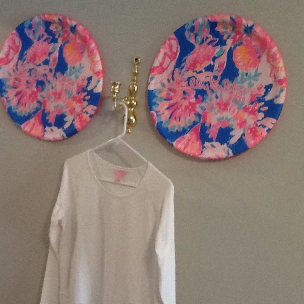 Lilly Pulitzer white long sleeves T-shirt.